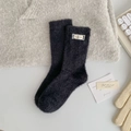 Dicke warme dunkelgraue Nerzsamt-Socken mit handgefertigtem Stoffetikett für Damen - Schwarz
