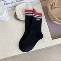 Calcetines negros con puños magenta y etiqueta mekki en un entorno de estilo minimal - Talla única / Negro (Borde en Contraste)