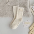 Dicke Nerzsamt-Socken in Cremeweiß mit handgemachtem Etikett für warme Wintertage - Weiß
