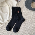 Schwarze Rippstrick-Wollsocken mit Bärenstickerei und roter Mütze für Damen im Winter - Einheitsgröße / Schwarz