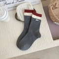 Calcetines de punto gris oscuro a media pantorrilla con puños de rayas rojas y blancas - Talla única / Gris