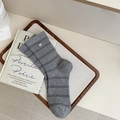 Calze a righe grigio scuro con fibbia in metallo su un vassoio di legno - Taglia unica / Grigio Medio
