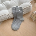 Calze grigio chiaro a righe nere con dettaglio bottone bianco sul polsino a coste - Grigio (Righe Grigio/Nero)