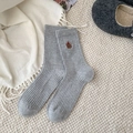 Wollsocken in Grau mit festlicher Bärenstickerei und Rippstrick für den Winter - Einheitsgröße / Hellgrau