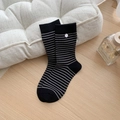 Chaussettes mi-hautes en coton à rayures noires et blanches avec bouton blanc - Noir (Fines Rayures Noir/Blanc)