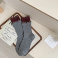 Calze da donna grigie a coste con bordo a balze a quadretti rossi e blu in cotone morbido - Grigio