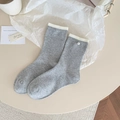 Calze in maglia di cotone grigio con bordi bianchi a coste ed eleganti perle applicate - Grigio chiaro