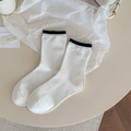 Calze bianche a coste con bordo nero a contrasto e dettaglio di perla raffinata - Bianco