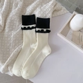 Calze a metà polpaccio in maglia crema con bordo a volant nero e costine - Taglia unica / Bianco
