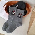 Calcetines de punto gris oscuro con lunares amarillos y bordado de gato lindo - Talla única / gris oscuro