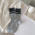Calze lavorate a maglia grigio chiaro da donna con bordo a volant grigio scuro e costine - Taglia unica / Grigio chiaro
