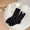Gestreifte schwarz-graue Socken mit süßem Welpen-Stoffetikett und gerippter Strickstruktur - Schwarz