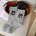 Calcetines grises con lunares rojos y motivo de gato en estilo japonés de media caña - Talla única / Gris claro