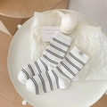 Minimalistische gestreifte Baumwollsocken in Weiß und Schwarz mit Welpen-Webetikett - Weiß