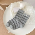 Hellgraue gestreifte Baumwollsocken mit süßem Welpen-Stoffetikett für Damen im Set - Grau