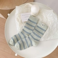 Salbeigrüne Baumwollsocken mit blauen Streifen und süßem Welpen-Etikett-Dekor - Hellgrün
