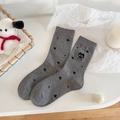 Graue Baumwollsocken mit schwarzen Sternmustern und Katzenstickerei mit Meow-Schrift - Einheitsgröße / Mittelgrau