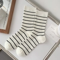 Chaussettes blanches pour femmes à rayures noires et texture en maille côtelée - Taille unique / Rayé Blanc