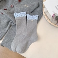 Calze a metà polpaccio grigie in maglia con bordi arricciati a cuore blu e ciondolo a cuore - Grigio