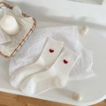 Chaussettes mi-hautes en coton blanc cassé avec broderie cœur rouge et bords côtelés - Taille unique / Blanc (Broderie cœur rouge)