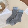 Chaussettes gris foncé à pois blancs avec revers en dentelle bleu clair froncée - Taille unique / Gris clair