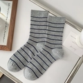 Chaussettes grises en coton peigné avec rayures horizontales bleu marine et maille côtelée - Taille unique / Gris clair rayé