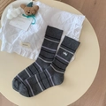 Calze in cotone a righe grigio scuro con ricamo a forma di cane in ambiente domestico - Taglia unica / grigio scuro