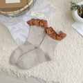 Beigefarbene Baumwollsocken mit rotbraunem Blumen-Spitzenrand im Vintage-Stil - Einheitsgröße / Khaki