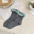 Graue Strick-Socken mit hellblauen Blumen-Spitzenkanten im süßen Vintage-Stil - Einheitsgröße / Dunkelgrau