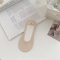 Calcetines invisibles beige para mujer con patrón de lazo blanco sobre libros - Talla única / Rosa Claro