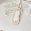 Calcetín invisible beige sin costuras de seda de hielo sobre seda blanca y una revista - Rosa Claro