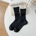 Chaussettes mi-hautes noires en modal à fines côtes pour un style estival minimaliste - Noir