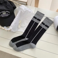 Calze sportive nere e grigie con scritta SPORT e striscia verticale bianca decorativa - Nero