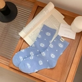 Hellblaue Baumwollsocken mit weißen Schneeflocken und Punkten im Retro-Stil - Einheitsgröße / Blau