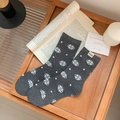 Dunkelgraue mittelhohe Baumwollsocken mit Schneeflocken und Punktemuster und Yumy-Etikett - Einheitsgröße / Dunkelgrau