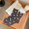 Dunkelbraune Baumwollsocken mit blauen Schneeflocken und Yumy-Markenetikett - Einheitsgröße / Kaffeebraun