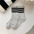Graue Baumwollsocken mit drei schwarzen Streifen und ME-Schriftzug an den Zehen - Einheitsgröße / Grau Schwarze Streifen