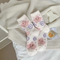 Calcetines de forro polar coral crema con lindas nubes rosas y patrones de remolinos - Talla única / Blanco