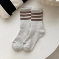 Hellgraue Baumwollsocken mit drei braunen Streifen und Buchstaben-Detail an der Spitze - Einheitsgröße / Grau mit kaffeebraunen Streifen