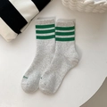 Hellgraue Baumwollsocken mit drei grünen Streifen und gestrickten Buchstaben-Details - Einheitsgröße / Grau mit grünen Streifen