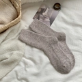 Dicke Wollmischsocken in Haferflockengrau mit Rippstrickstruktur für den Winter - Khaki