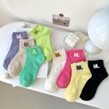 M-bestickte Mittelhohe Baumwoll-Sportsocken in verschiedenen Farben auf dem Tisch - Einheitsgröße / Gemischte Farben