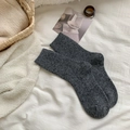 Dicke dunkelgraue Wollsocken für Damen mit gemütlicher melierter Strickstruktur für den Winter - Dunkelgrau
