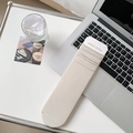 Gerippte Damen-Socken aus gekämmter Baumwolle in Beige, mittelhoch mit Markenetikett - Hellgrau