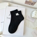 Schwarze Baumwollsocken mit weißem M-Buchstaben-Stickerei für einen sportlichen Minimal-Look - Einheitsgröße / Schwarz