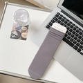 Lässige graue gerippte Socken aus gekämmter Baumwolle auf einem Schreibtisch - Dunkelgrau