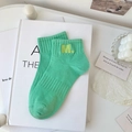 Minzgrüne gerippte Baumwollsocken mit gelber Stickerei des Buchstabens M am Knöchel - Einheitsgröße / Seegrün
