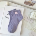 Lavendelfarbene Baumwollsocken mit rosa M-Stickerei am gerippten Bund für Damen - Einheitsgröße / Lila