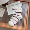 Calze traspiranti in cotone bianco con strisce rosse e nere a taglio medio - Righe Nero e Rosso