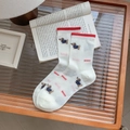 Chaussettes blanches en maille pour femme avec rayures rouges et motifs de chien - Chien à Pois